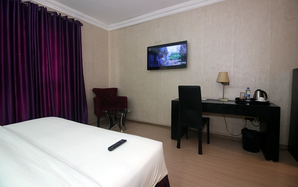 stay in this room and get access to the mall in vi